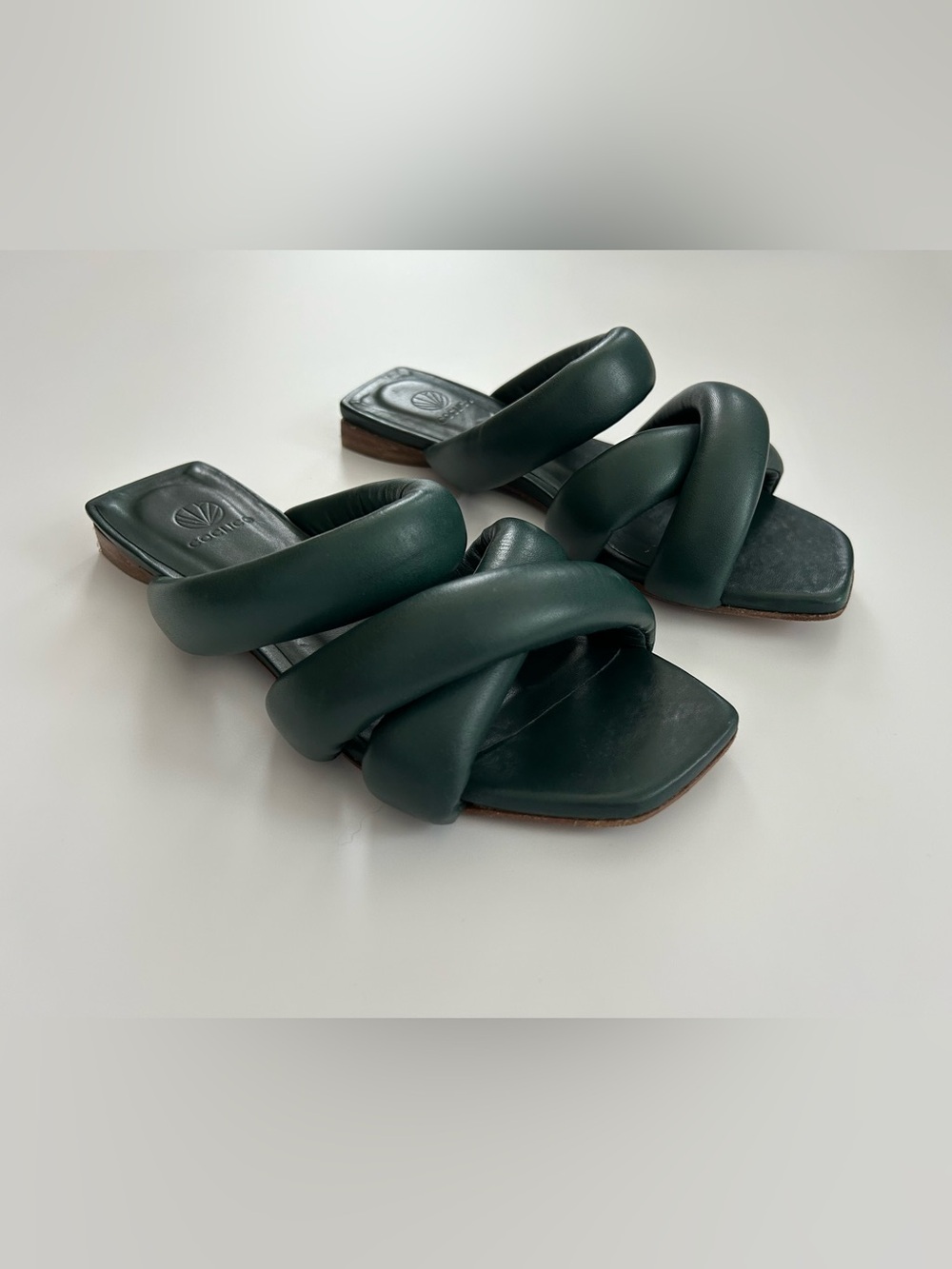 Coclico Fanima Slides Sandals
Padded Strap
Green
Leather
Classic
Spain
Luxe
$365